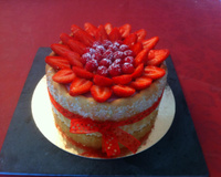 Charlotte légère aux fraises gariguettes et framboises fraîches