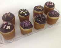 De délicieux muffins moelleux et parfumés et leur glaçage au chocolat.