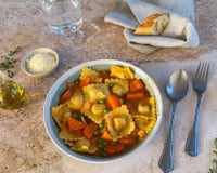 Soupe complète aux raviolis au jambon, petits pois et carottes