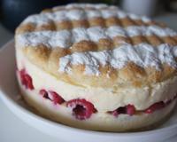 Biscuit macaron (ou dacquoise) avec une crème diplomate et des framboises dans un cercle de 18 cm de diamètre.