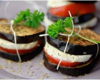 Plat d'aubergines, tomates avec mozzarella fondue...