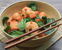 Crevettes sautées aux patates douces, pousses d'épinard et lait de coco