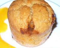 des muffins moelleux truffés de morceaux de caramels au beurre salé au bon goût d'enfance, accompagnés d'un coulis d'abricot acidulé