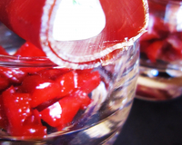 Verrine de poivrons caramélisés et son cannelloni de viande des grisons à la crème de chèvre et roquette.