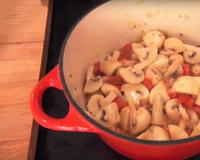 Vous aimez les champignons ? Essayez cette recette de champignons à la grecque, idéalement servie glacée, elle devrait vous plaire.