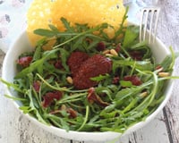Salade de roquette, parmesan, tomates séchées et pancetta
