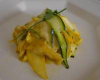 Cette recette remporte la 6ème place du concours Courge jet set !
Mélange de lamelles de courgettes vertes et jaunes mêlées