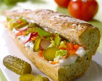 Une baguette campagnarde garnie de légumes croquants comme des radis, des carottes et des cornichons... parfait pour un bon repas sur le pouce.