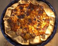 Une tarte de saison très moelleuse, à base de légumes râpés. Elle est très digeste et parfaite pour les allergiques car elle est sans oeufs. Du bacon et du bleu d'Auvergne…