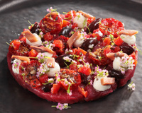 Ceviche de flet de bœuf, bavarois d’anchois, tomates fumées au bois de hêtre, olives Taggiasche, petites pousses