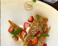 Mille-feuilles, fraises, crème diplomate et basilic