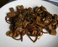 Nouilles au sarrasin, champignons et tofu à la sauce soja au champignon