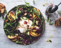 Salade de pêches, roquette et burrata
