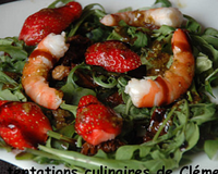Salade de fraises, crevettes et roquette, sauce olive, balsamique et pistache