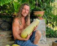 Julien Doré dévoile sa technique infaillible de jardinage pour faire pousser les courgettes à coup sûr !