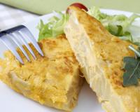 Une omelette de pommes de terre au Bresse Bleu très simple.