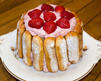 Charlotte aux fraises, sirop de fraises, fromage blanc