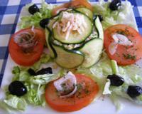 Garnir de rondelles de tomates, d'œufs durs, d'olives etc... selon votre inspiration !