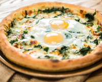 Pizza à la roquette, fromage et œufs