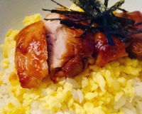 Poulet à la sauce soja sur bol de riz (Tériyaki Don)