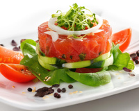 Par fortes chaleurs, cette recette de tartare de tomates et burrata est idéale pour un repas frais et léger