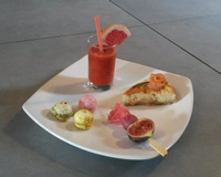 Cheesecake au saumon fumé, macarons de champignons et smoothie tomate-poivron