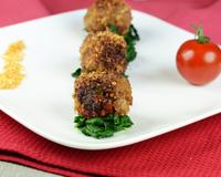 Des boulettes de viande d'agneau hachée bien parfumées avec le croquant de la 'panure' aux cacahouètes.