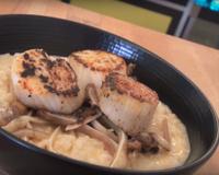 Rien de tel qu'un risotto terre et mer pour un repas chic et délicieux. Un risotto de Saint-Jacques aux lamelles d'oreille de cochon grillée... Surprenant…