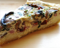 Tarte salée en entrée ou en plat avec une salade verte.