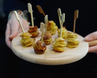Voici une recette parfaite pour l’apéritif dînatoire du Nouvel An, nos irrésistibles bouchées de pommes de terres croustillantes !