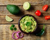 “Je préfère utiliser des oignons rouges” : un chef mexicain partage sa recette pour un guacamole parfait, idéal pour vos apéritifs de l’été !