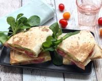 La recette toute simple à partager pour un repas minute. L'avocat apporte beaucoup de moelleux et le bacon du peps.