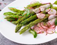 Salade d'asperges, radis et pousses de betterave