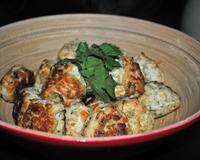 Des petites boulettes de poulet avec une sauce rafraîchissante, simple et rapide à réaliser !