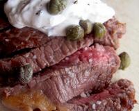 Une viande grillée et juteuse, accompagnée d'une crème piquante et acidulée.