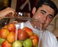 Filet d'agneau d'Aragon trempé au charbon végétal boosté au Kalou Pilé et genièvre, Pomme de la St Jean nature, truffes d'été et amandes fraîches