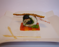 Ballotine de daurade aux épinards et olives noires, poivrons confits aux herbes de Provence, réduction moutardée au piment d'Espelette et poivron rouge, arrête croustillante aux graines de sésame