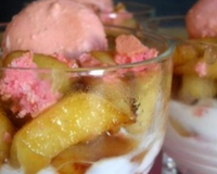 La fraîcheur du yaourt la gourmandises des pommes et du caramel et le croquant du macaron.