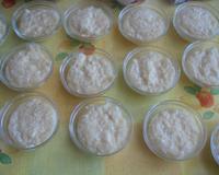 Dessert en coupe, le tapioca cuit au lait et refroidi est recouvert de chocolat ou de confiture (au choix)