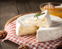 Ni feta, ni mozza : cette recette de brie fouetté aux pêches et miel va devenir votre nouveau chouchou de l’apéro d’été