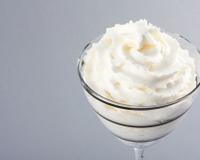 Saviez vous que vous pouvez faire infuser à froid du thé ou une infusion dans de la crème liquide ? La crème va prendre toutes les saveurs…