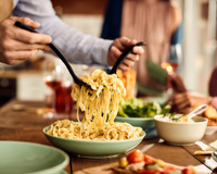 “Arrêtez d’acheter des passoires !” : ce chef italien explique la vraie façon d’égoutter les pâtes