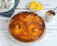 Un gâteau comme un tatin, on caramélise des rondelles d'ananas et on les dispose au fond d'un moule avant de verser dessus une pâte à gâteau.Un…