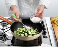 J’ai enrobé mes courgettes de cet ingrédient du placard avant de les servir : même ceux qui boudent ce légume se sont resservis