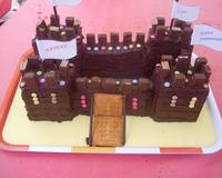 Pour nos petits chevaliers, un joli gâteau à façonner pour un goûter d'anniversaire.