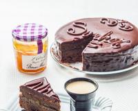 Un gâteau au chocolat moelleux, une belle couche de confiture d'abricots fruitée et un glaçage riche en chocolat : vous allez fondre pour la Sacher…