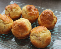 Muffins salés jambon-parmesan et oignons confits.