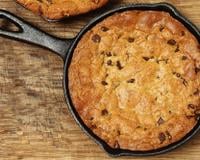 Un énorme cookie prêt en 15 minutes chrono avec seulement une poêle !