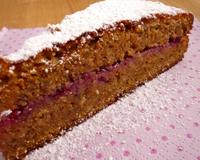 La recette traditionnelle du gâteau au noix relevée d'une touche de framboises.