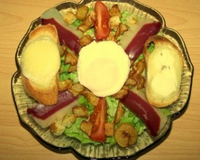 Salade au magret de canard et chèvre chaud